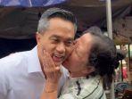 anindya-bakrie-dicium-emak-emak.jpg