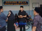 anis-kartikawati-anak-pertama-korban-istri-sekkab-lamongan-di-depan.jpg