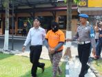 anita-tersangka-kasus-prostitusi-online-digiring-petugas-keluar-ruang_20170609_054245.jpg