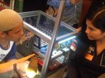 annisa-pohan-berdialog-dengan-pengrajin-batu-mulia-pasar-rawabening_20170123_161531.jpg
