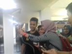 anthony-sinisuka-ginting-saat-foto-bersama-dengan-para-fansnya_20180124_200358.jpg