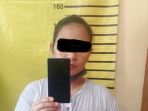 antin-zubaidah-menunjukan-hp-curian-setelah-ditangkap-petugas-polsek-tambaksari_20180207_202933.jpg