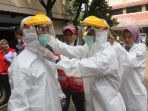 antisipasi-covid-19-relawan-pmi-lakukan-penyemprotan-disinfektan_20200328_155118.jpg