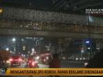 antisipasi-jpo-roboh-papan-reklame-dibongkar_20161008_114653.jpg