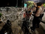 antisipasi-pengumuman-hasil-pemilu-2019-polisi-tutup-akses-menuju-gedung-kpu_20190520_230219.jpg