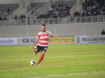 antoni-jose-espinosa-mossi-tendang-bola-pinalti_20160314_124026.jpg