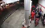 antre-beli-bbm-di-spbu-makassar_20141118_104746.jpg