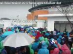 antre-hujan-hujanan-penonton-final-piala-presiden-2017-sewot-loket-penukaran-tiket-online-molor_20170312_162805.jpg