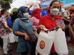 antre-minyak-goreng-curah-di-kelurahan-pekojan-jakarta-barat_20220331_203748.jpg
