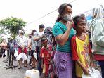 antre-minyak-goreng-curah-di-kelurahan-pekojan-jakarta-barat_20220331_203756.jpg