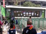 antre-tiket-timnas-u-23-indonesia-vs-timnas-u-23-palestina-1_20180815_181657.jpg