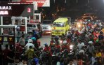 antrean-bbm-di-spbu-kupang-jaya-surabaya_20141118_072902.jpg
