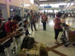 antrean-check-in-di-bandara-juanda-surabaya_20151104_130229.jpg