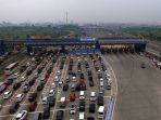 antrean-kendaraan-di-pintu-tol-cikarang-utama_20170623_223232.jpg