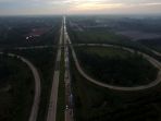 antrean-kendaraan-jelang-penerapan-one-way-di-tol-cipali_20220428_211650.jpg