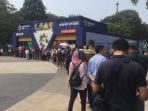antrean-panjang-di-toko-marchandise-asian-games-2018_20180822_152850.jpg