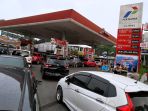 antrean-pengisian-bbm-di-spbu-wastukencana-bandung_20220903_210944.jpg