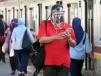 antrean-penumpang-krl-masih-terjadi-di-stasiun-bekasi_20200506_202207.jpg