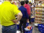 antrean-supermarket-di-puri-indah.jpg
