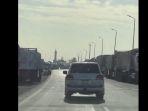 antrean-truk-bantuan-yang-tidak-bisa-masuk-gaza.jpg