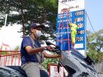 antrean-warga-pasca-kenaikan-harga-bbm_20220903_180535.jpg