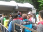 antri-beli-tiket-pertandingan_20161202_104526.jpg