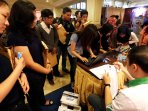antri-melamar-kerja-di-pameran-bursa-kerja_20150731_112306.jpg