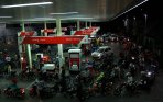antri-mengular-sebelum-kenaikan-harga-bbm_20141118_160113.jpg