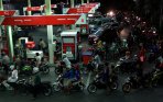 antri-mengular-sebelum-kenaikan-harga-bbm_20141118_160233.jpg