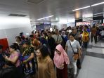 antrian-di-stasiun-mrt-bunderan-hi-h-3-lebaran_20190608_070953.jpg