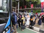 antrian-penumpang-bus-transjakarta_20220323_190128.jpg