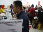 antrian-register-ulang-kartu-telepon-seluler_20180301_144131.jpg