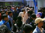 antrian-ribuan-pencari-kerja-di-job-fair_20190626_171646.jpg