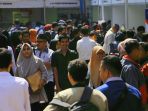 antrian-ribuan-pencari-kerja-di-job-fair_20190626_171945.jpg