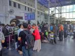 antrian-stasiun-senen_20160504_181338.jpg