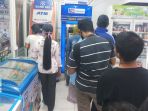 antrian-warga-ambil-uang-di-atm-bank-bca_20201203_062435.jpg