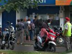 antrian-warga-di-atm_20200516_134723.jpg