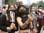 antusias-penggemar-blackpink-penuhi-kawasan-gbk_20230311_192501.jpg
