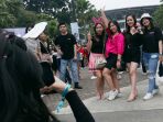 antusias-penggemar-blackpink-penuhi-kawasan-gbk_20230311_192625.jpg