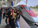 antusias-warga-mencoba-kereta-cepat-jakarta-bandung_20230916_190915.jpg