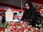 antusias-warga-ziarah-kemakam-bj-habibie_20190912_205043.jpg