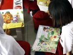 antusiasme-sejumlah-pelajar-membaca-di-perpustakaan-umum-manggis_20221031_210250.jpg