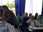 antusiasme-warga-di-tps-42-di-mana-pakde-karwo-bakal-salurkan-hak-pilihnya-dalam-pemilu-2019.jpg