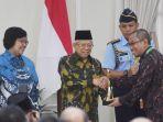 anugerah-proper-emas-diserahkan.jpg