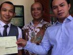 anugrah-yudo-witjaksono-bersama-kuasa-hukum-menunjukkan-bukti-slip-rtgs.jpg