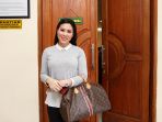 anya-dwinov-hadiri-sidang-perdata-kasus-rumah_20170314_120440.jpg