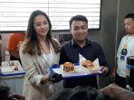 anya-geraldine-buka-gerai-burger-bar.jpg