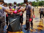 aparat-bersihkan-minyak-di-teluk-balikpapan_20180402_121924.jpg