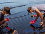 aparat-bersihkan-minyak-di-teluk-balikpapan_5_20180403_145514.jpg