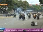 aparat-bubarkan-demonstran-di-venezuela-dengan-motor_20170601_125101.jpg
